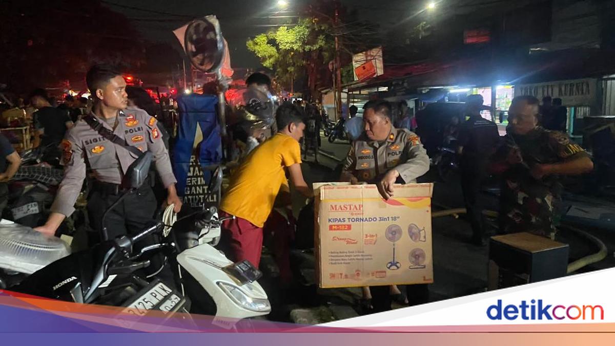 Momen Polisi Bantu Selamatkan Barang-barang Korban Kebakaran di Kemayoran