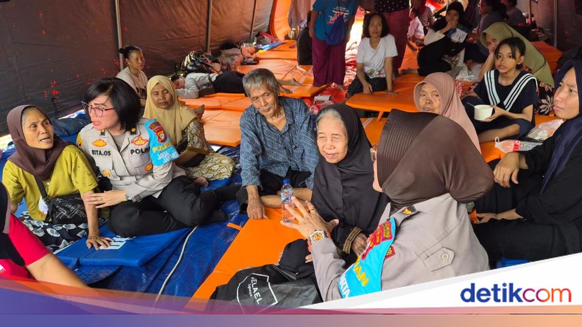 Polwan Jaga Jakarta Beri Bantuan dan Trauma Healing Korban Kebakaran Kemayoran
