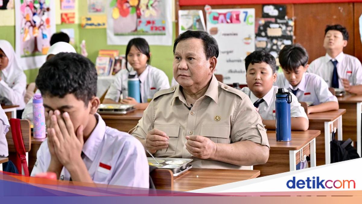 Prabowo Tinjau MBG di SMPN 111 Jakarta, Duduk dan Makan Bareng Siswa
