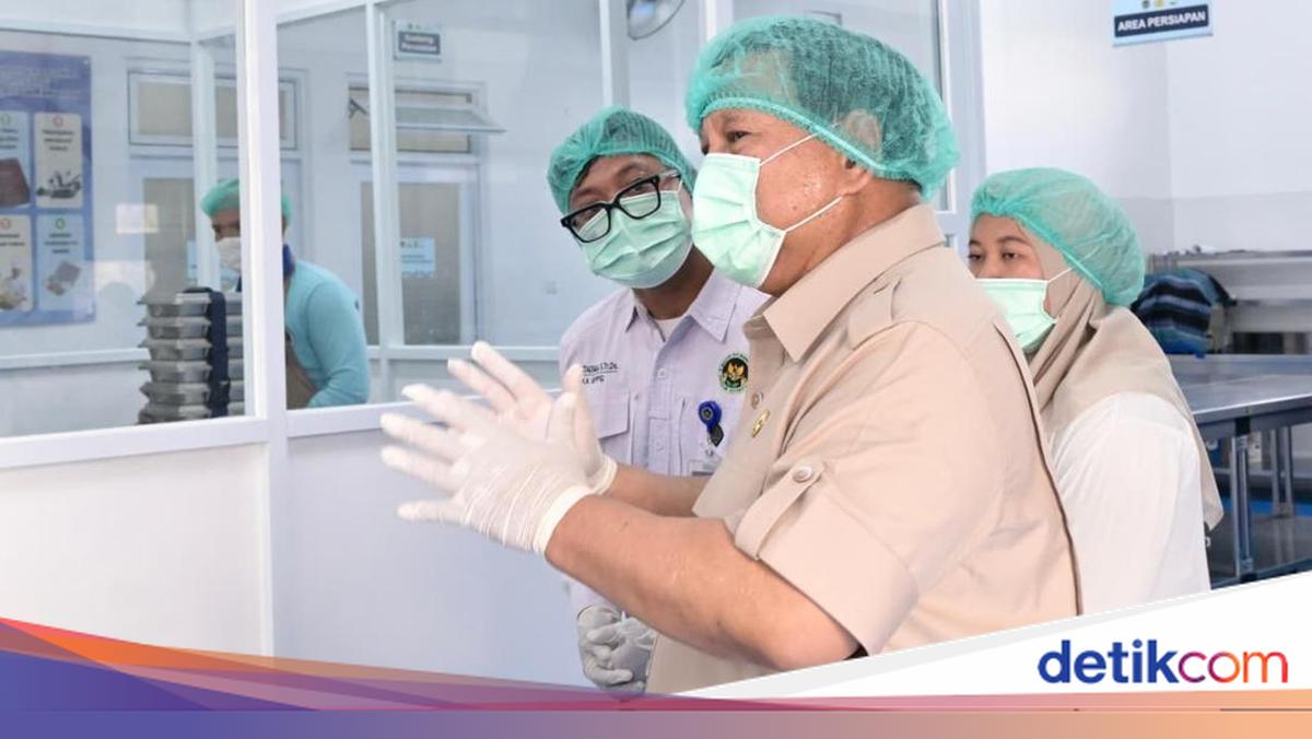 Pakai Penutup Kepala dan Sarung Tangan, Prabowo Tinjau SPPG di Palmerah