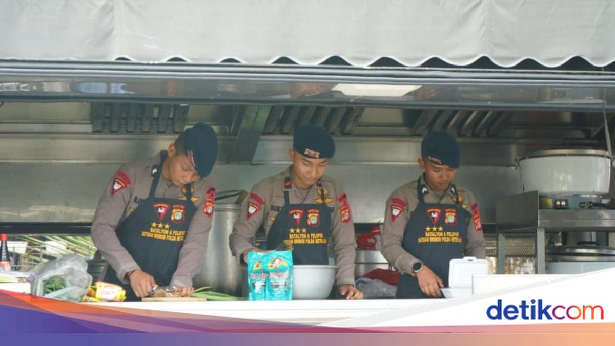 Brimob Polda Metro Dirikan Dapur Bantu Warga Terdampak Kebakaran Kemayoran
