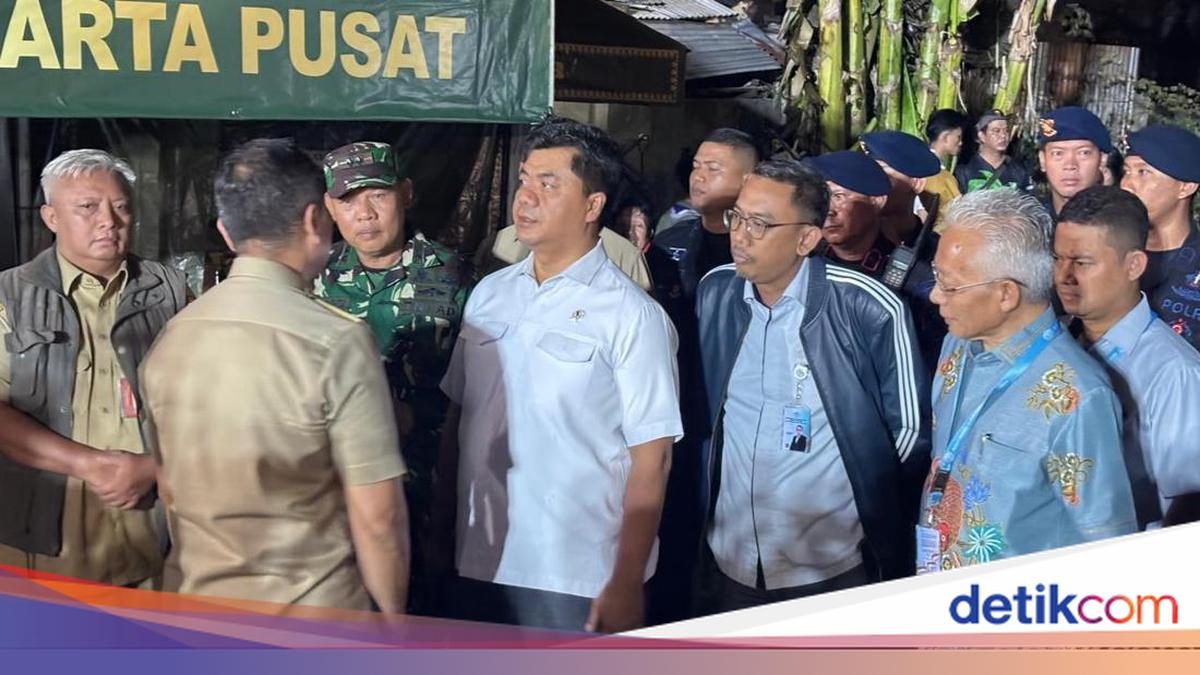Diutus Prabowo, Wamensesneg Serahkan Bantuan ke Korban Kebakaran Kemayoran