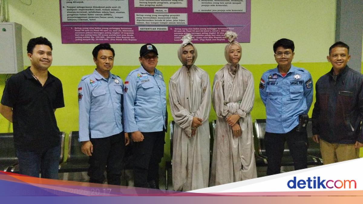 Terjaring Razia, 2 Pengamen 'Pocong' Diangkut Dinsos Malam-malam