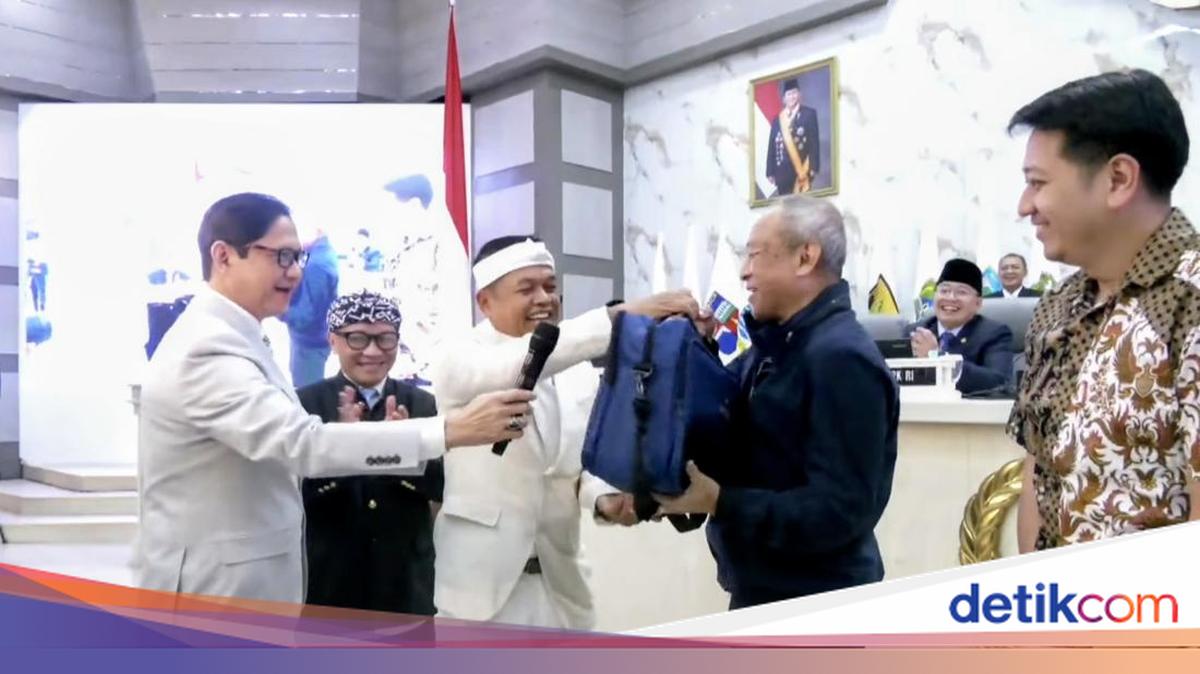 Gubernur Jabar Dedi Mulyadi serahkan bonus Rp1 miliar kepada Persib setelah juara Super League tiga kali berturut-turut. 

Via @detikjabar_