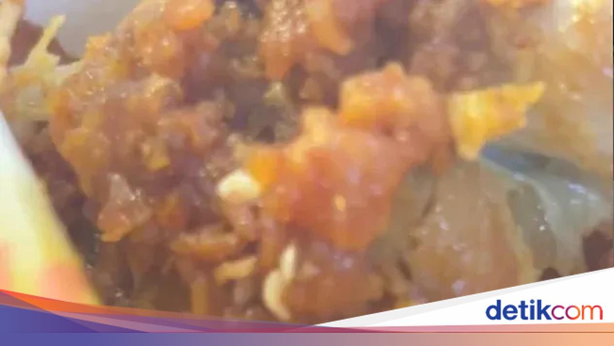 Jijik! Ayam Goreng yang Dibeli di Bandara Diduga Berisi Belatung Mati