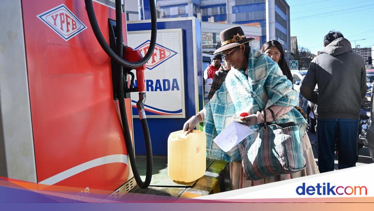 Krisis Kian Dalam, Warga Rela Menginap demi Bahan Bakar