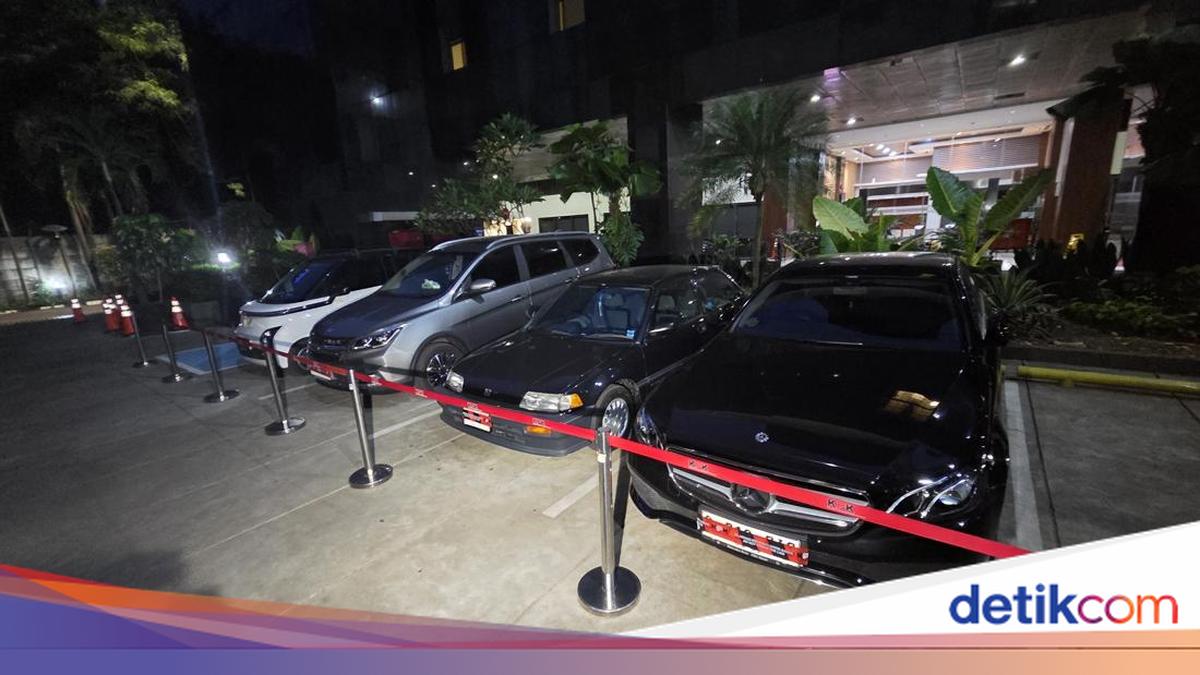 Penampakan Mobil Mercy-Motor Triumph Hasil KPK OTT Pejabat Imigrasi Jakbar