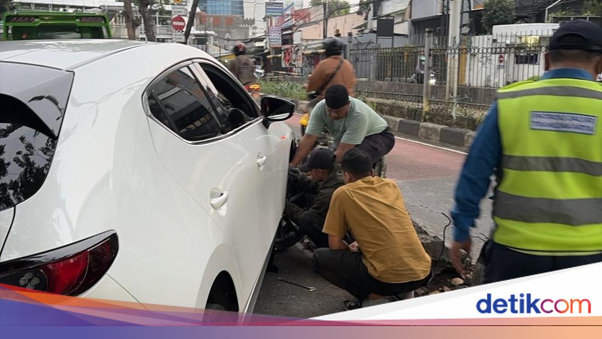 Mobil Tabrak Separator Jalan di Kebayoran Lama Jaksel, Lalin Macet