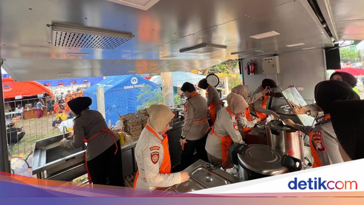 Polwan Polda Metro Bagikan Makanan Siap Saji ke Korban Kebakaran Kemayoran