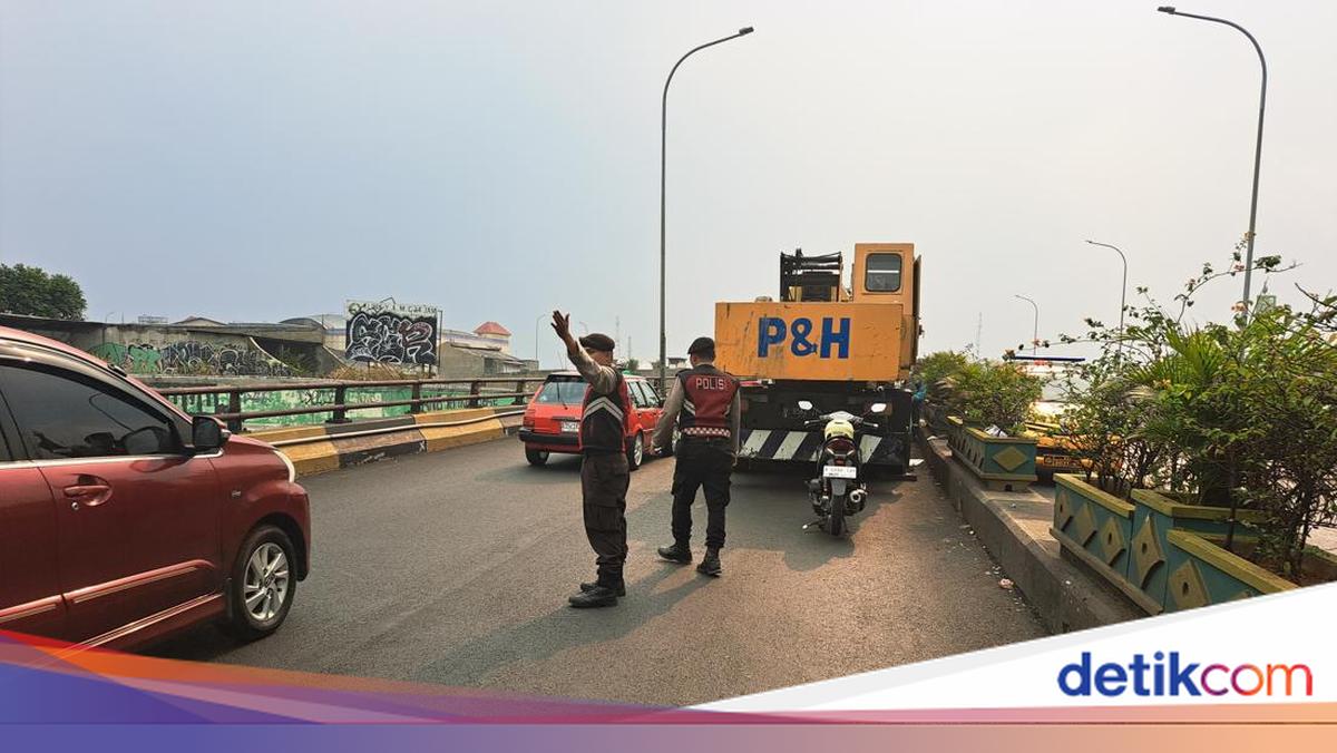 Ada Crane Mogok di Flyover Ciputat, Lalin Sempat Macet