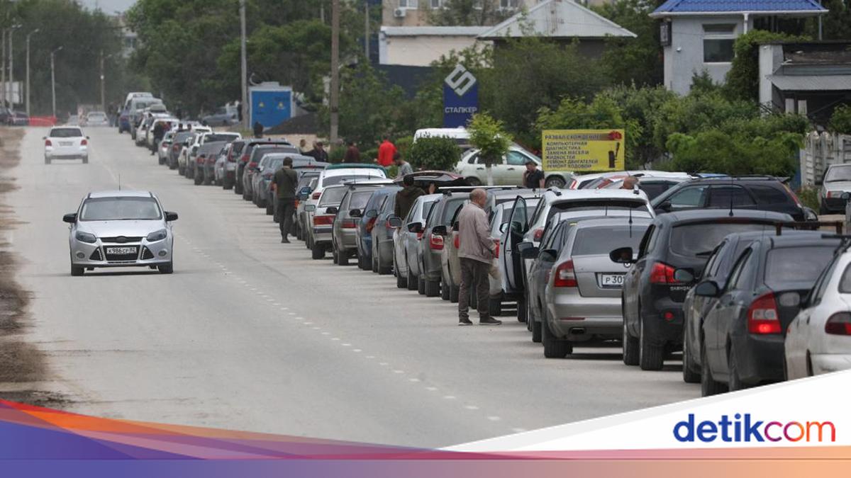 Dampak Perang, Warga Berebut BBM