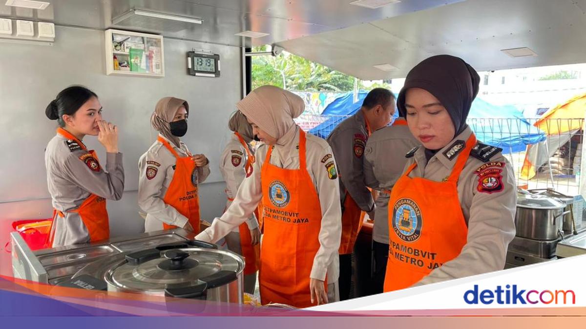 Dapur Polda Metro Bagikan Makanan ke Korban Kebakaran Kemayoran