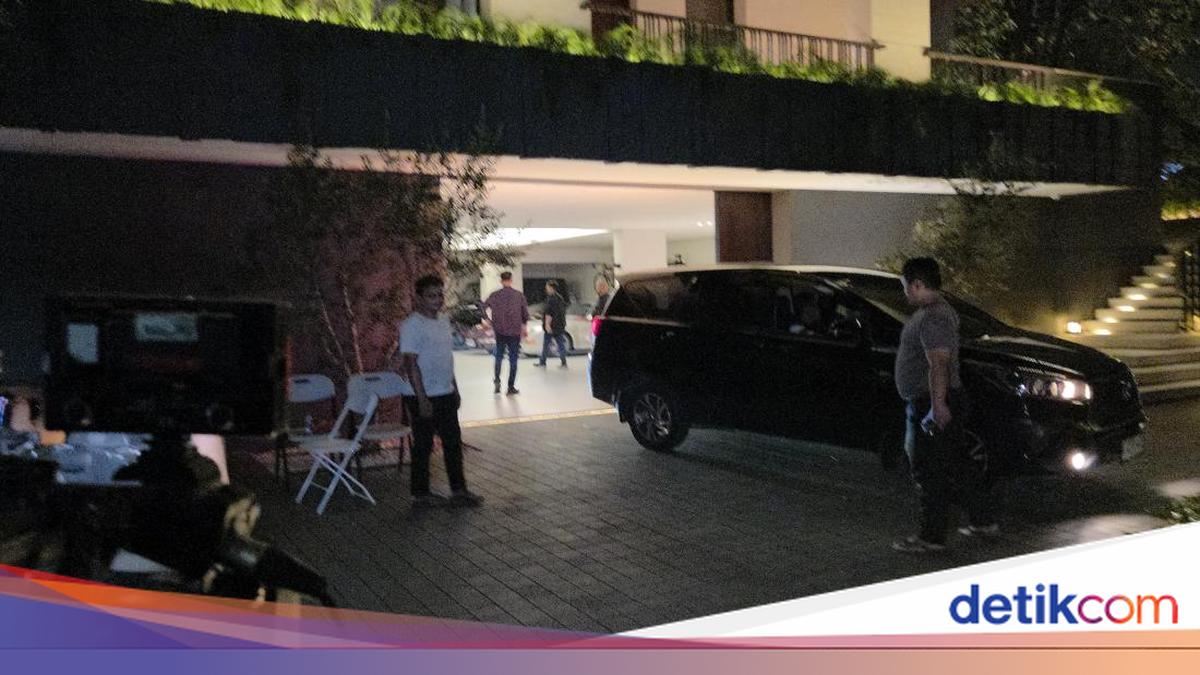 3 Mobil Penyidik KPK Keluar Usai 1 Jam Geledah Rumah Wamen Imipas Silmy Karim