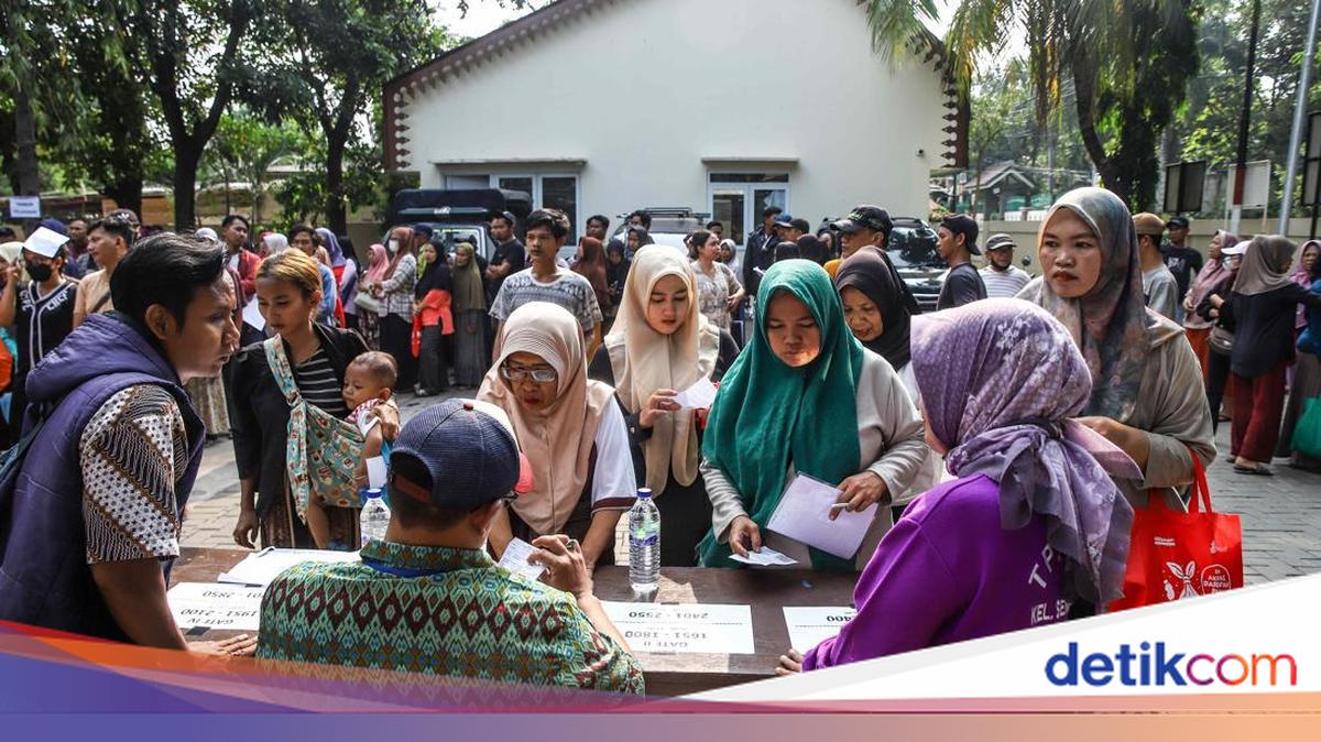 Di Tengah Tekanan Ekonomi, Warga Andalkan Bantuan Pangan
