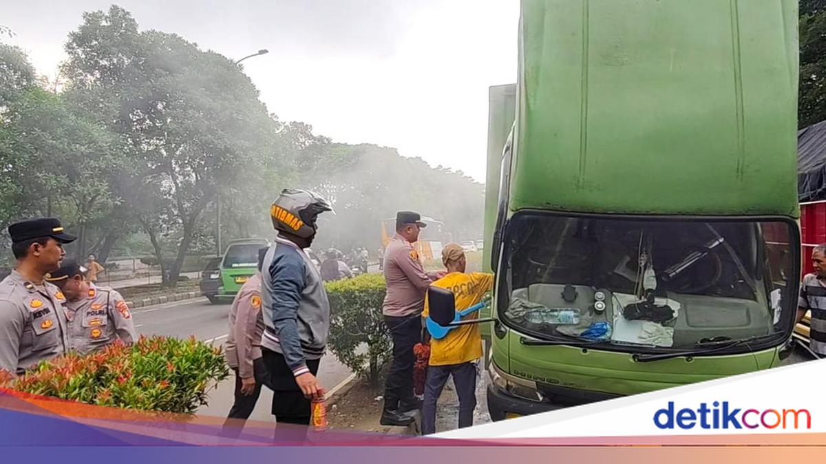 Truk Boks Tiba-tiba Berasap dan Terbakar di Tangerang, Sopir Luka Bakar