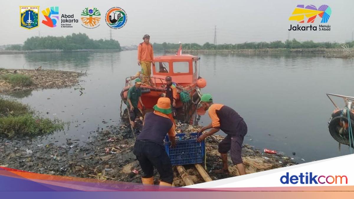 8,8 Ton Sampah Diangkut dari 'Pulau Sampah' Muara Angke Jakut