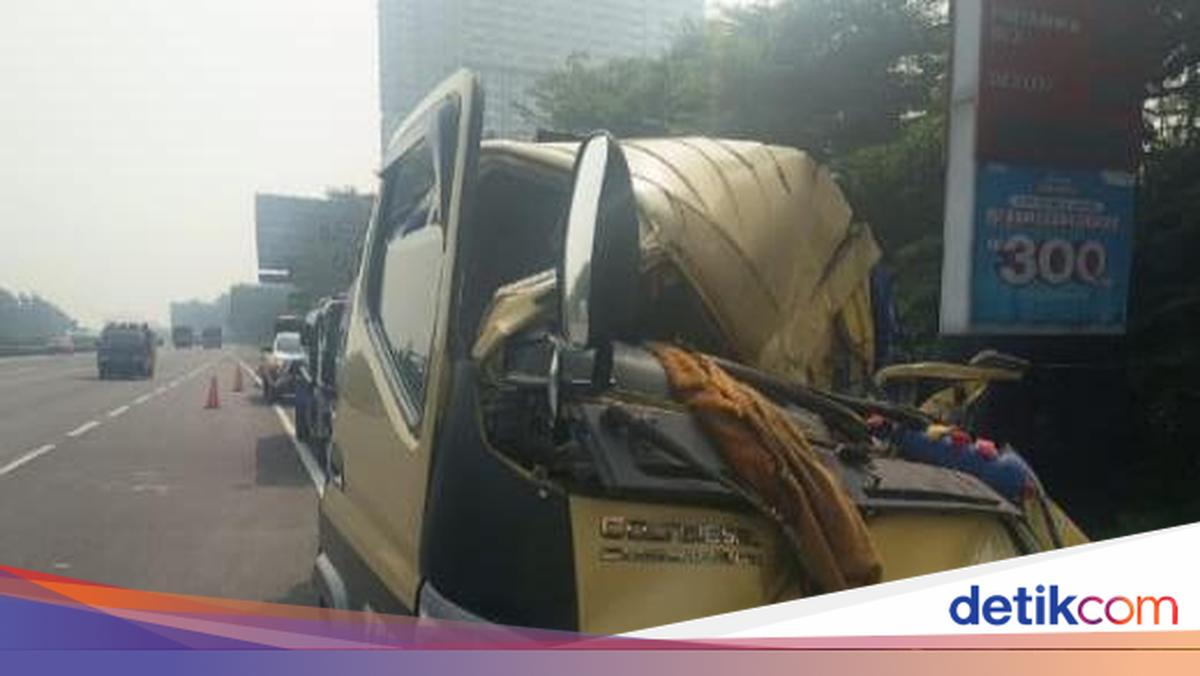 2 Truk Kecelakaan di Tol Jagorawi, Pengemudi Luka-luka