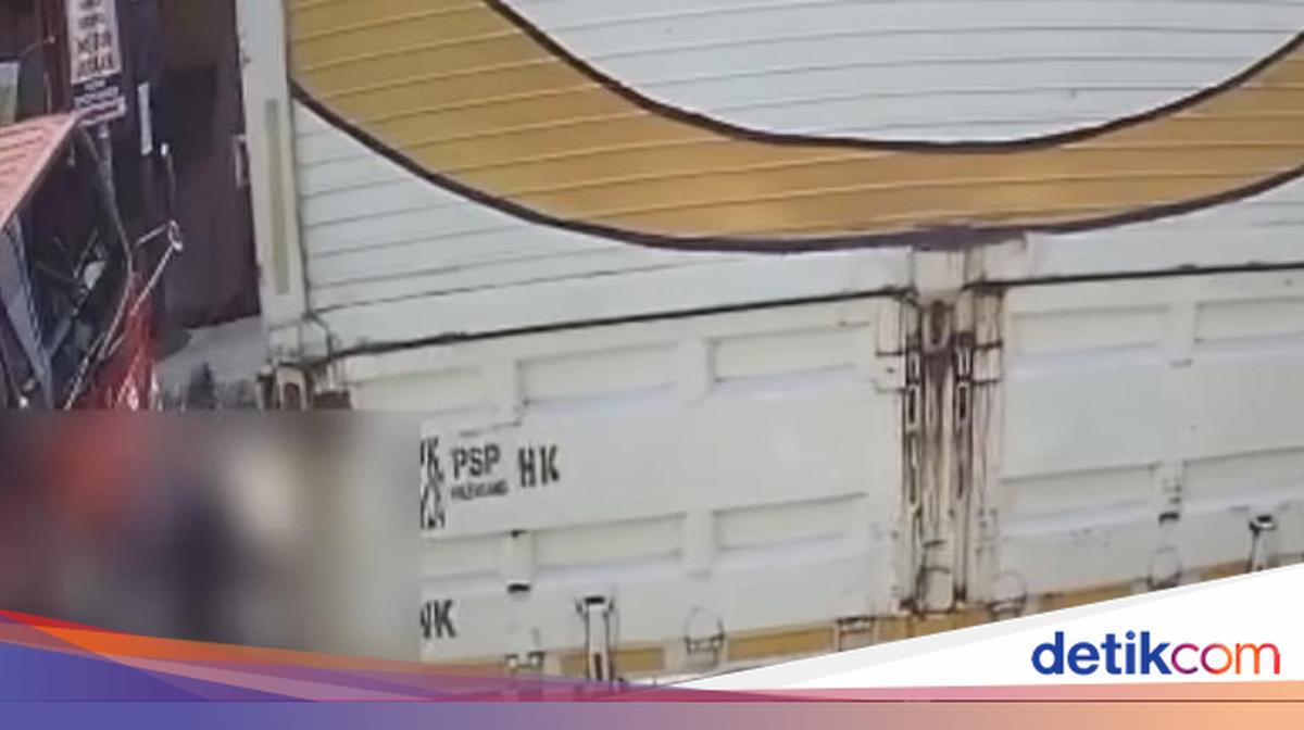 Tertabrak lalu Terjepit 2 Truk, Pengendara Motor di Bogor Terluka