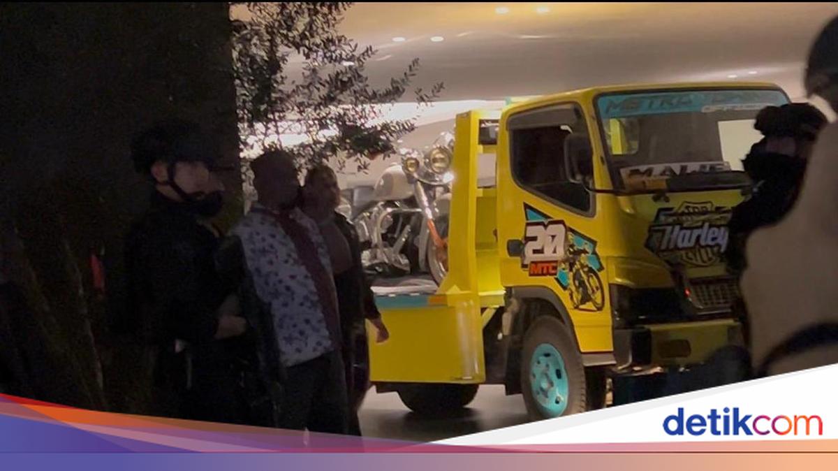 2 Mobil Towing Masuk Garasi Rumah Silmy Karim Saat Penggeledahan KPK