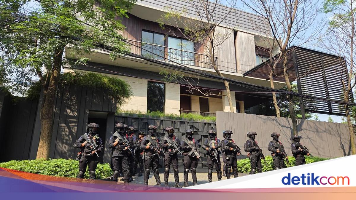 KPK Geledah Rumah Silmy Karim di Brawijaya Jaksel