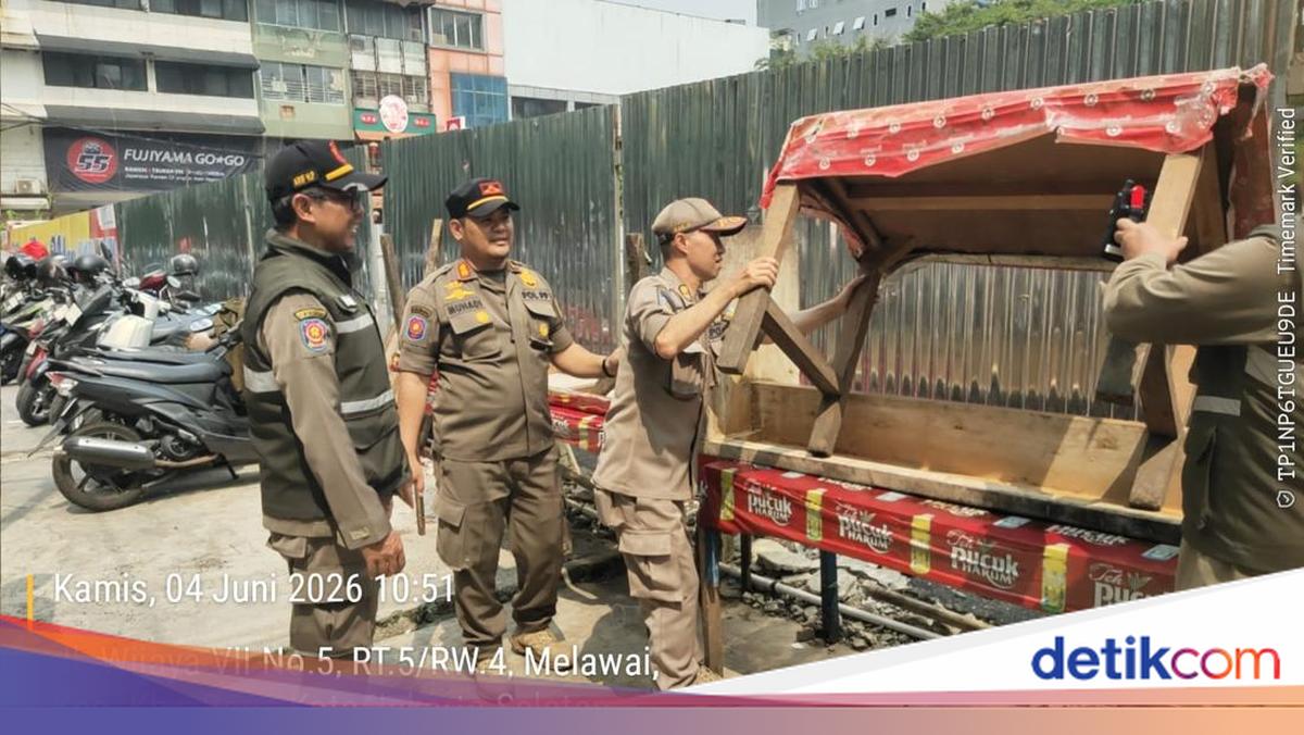 Satpol PP Jaksel Tertibkan 9 PKM di Blok M, 5 Gerobak Diangkut