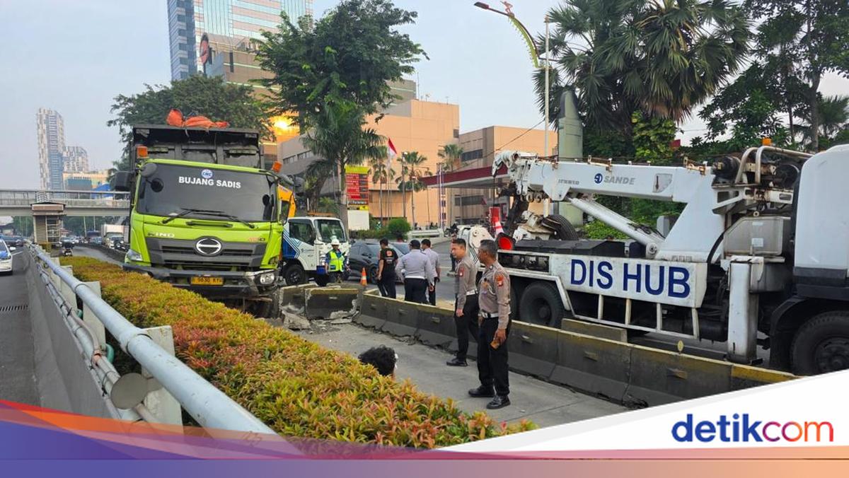 Truk Hantam Separator Busway di Jl MT Haryono Arah Cawang, Lalin Macet