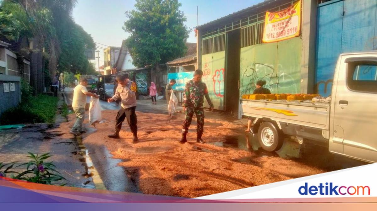 80 Kilogram Minyak Curah Tumpah di Ciputat Tangsel, 2 Pemotor Sempat Jatuh