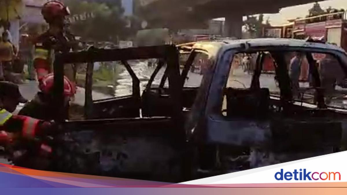 Mobil Terbakar di Tanah Sareal Bogor, Api Muncul dari Bawah Jok