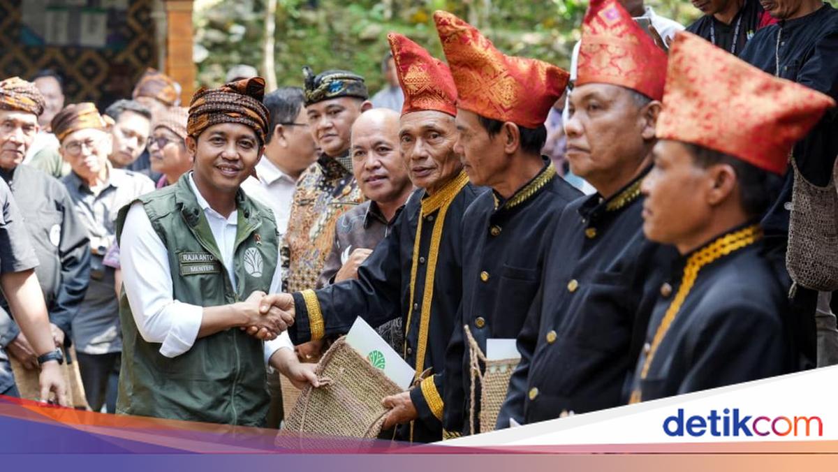Menhut Serahkan SK Hutan Adat Seluas 1.175 Ha: Akhiri Konflik Puluhan Tahun
