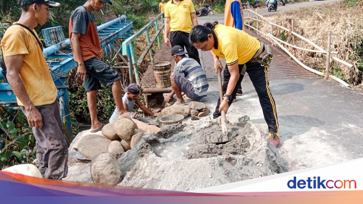 Tim BELIDA Polsek Jayaloka Perbaiki Tanggul Jembatan demi Keselamatan Warga