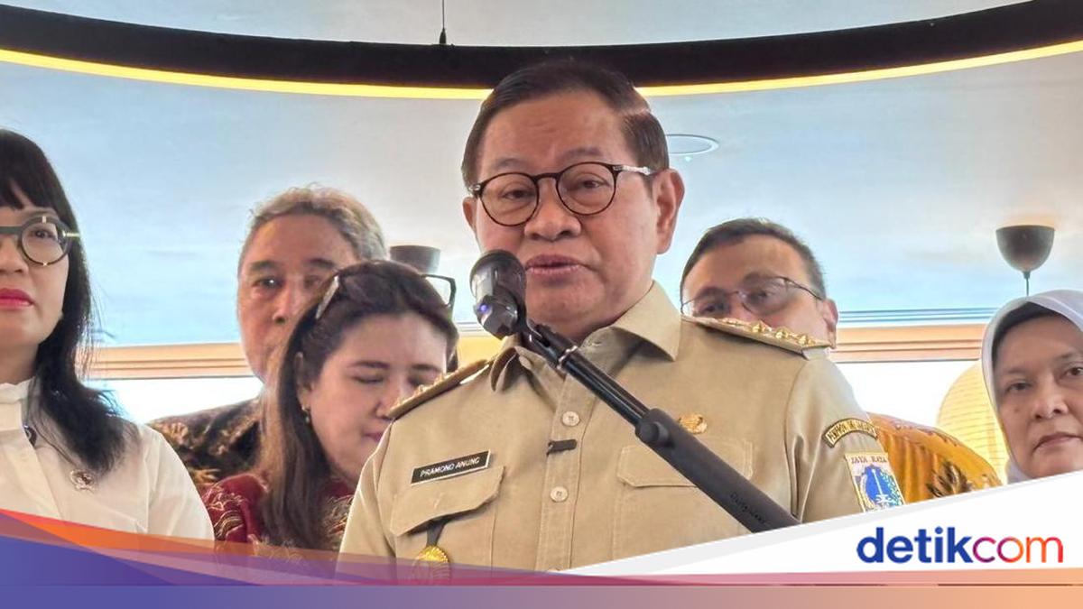 Gubernur DKI Jakarta Pramono Anung mengumumkan penyesuaian t