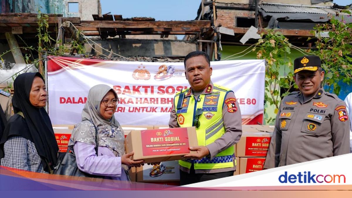 Kakorlantas Salurkan Paket Bantuan Polri ke Korban Kebakaran Kemayoran