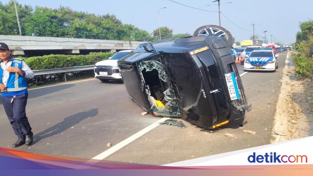 Gagal Nyalip, Jeep Listrik Hantam Pembatas Jalan lalu Terguling di Tol Soetta