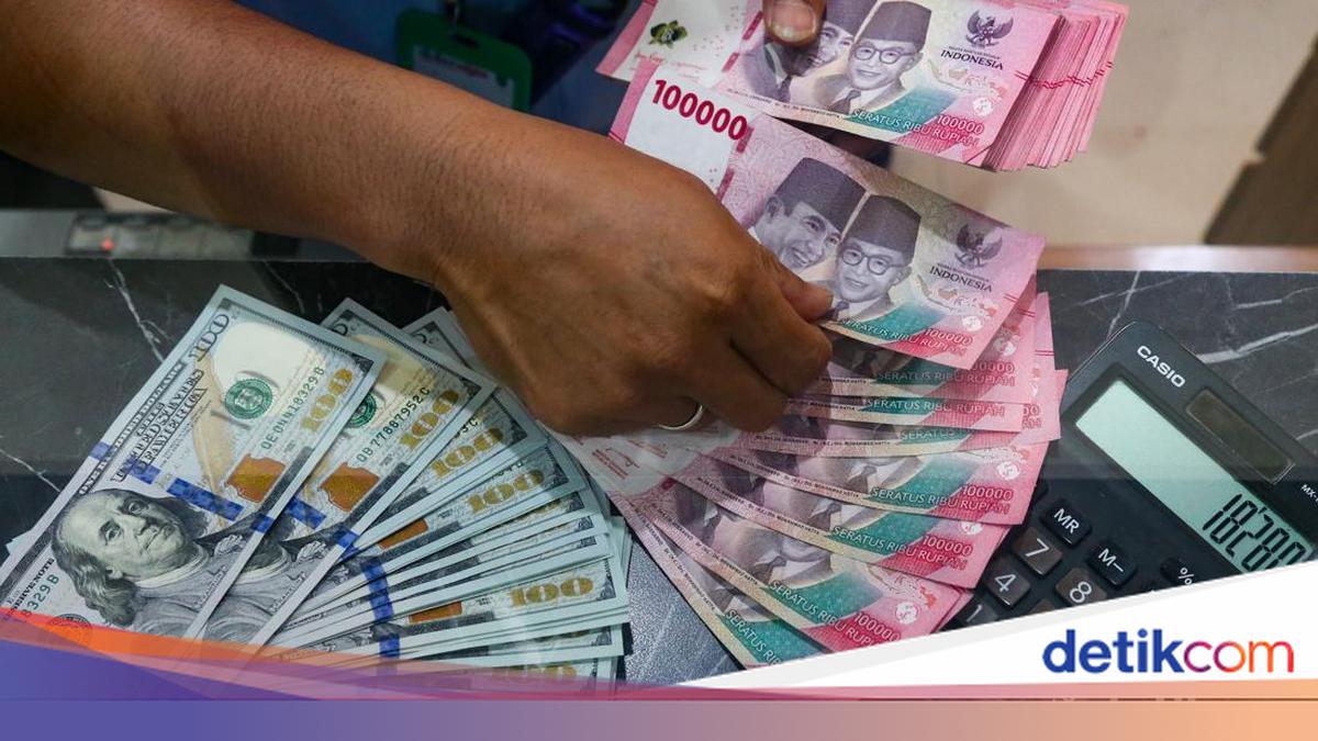 Rupiah Melemah Terhadap Dolar AS, Nilai Tukar Nyaris Sentuh Rp 18.000
