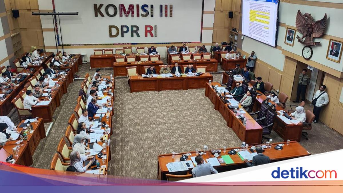 Komisi III DPR dan Wamenkum Rapat Panja Bahas DIM RUU Polri