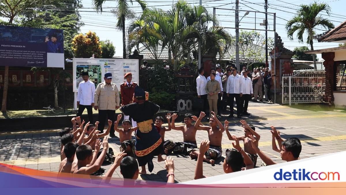 Prabowo Disambut Tari Kecak Saat Kunjungi Sekolah Rakyat di Tabanan