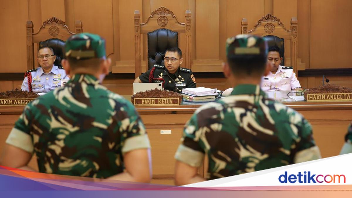 Hakim menjatuhkan hukuman tambahan berupa pemecatan dari din