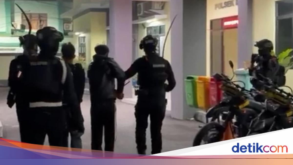 Brimob Polda Metro Gagalkan Tawuran di Bekasi, 2 Remaja Bawa Sajam Ditangkap