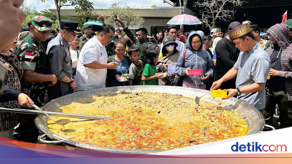 1.000 Warga Perbatasan Ikut Masak Besar Kuali Merah Putih di PLBN Aruk