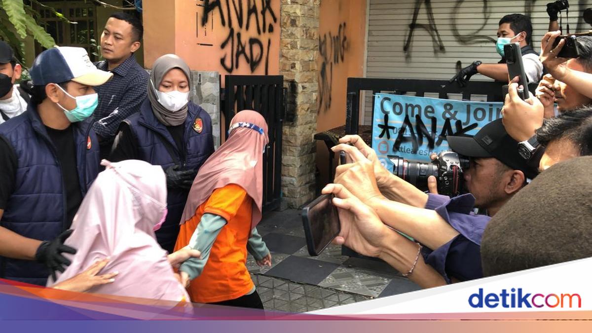 13 Tersangka Kasus Kekerasan Anak Daycare Little Aresha Jalani Rekonstruksi