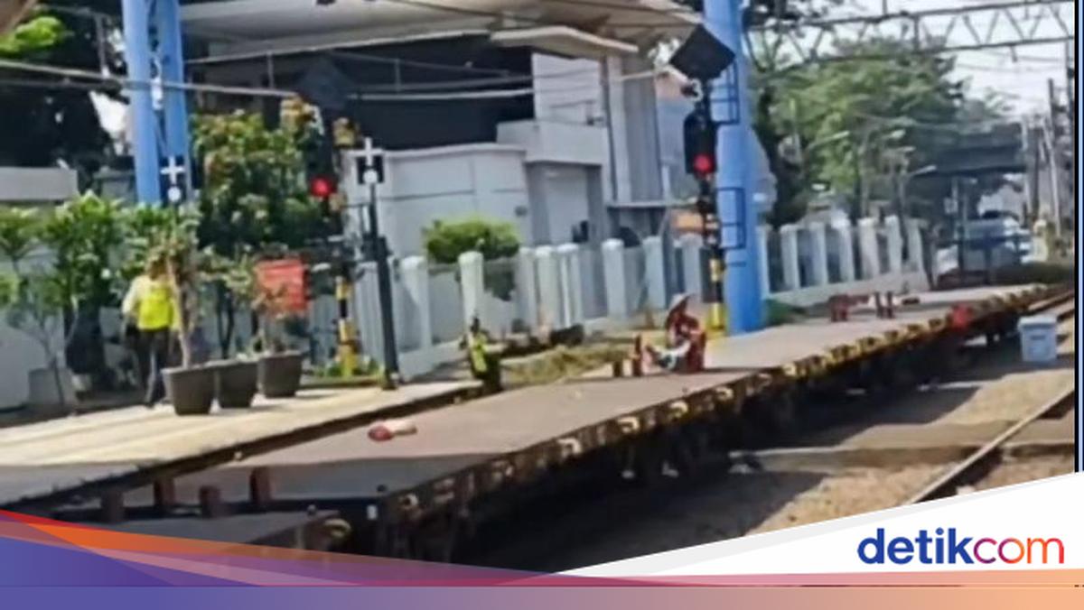 Lagi Asyik Nebeng Kereta Barang, eh Malah Dicokok Petugas! Dadah-dadah Lagi!