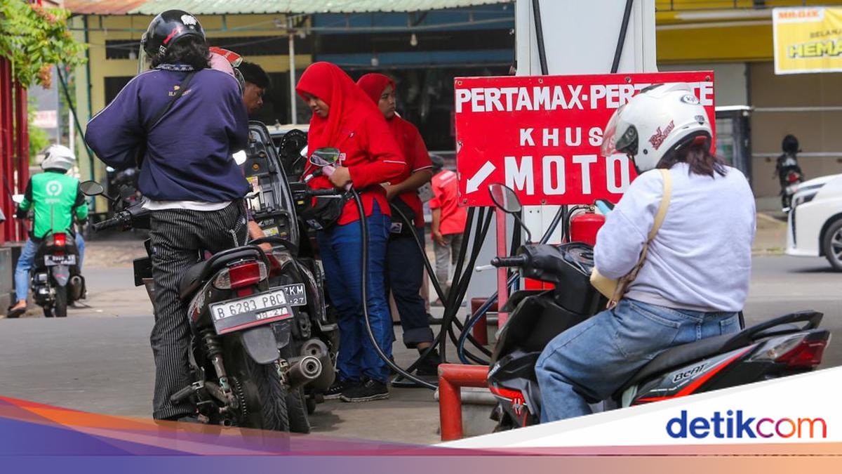 Aktivitas SPBU Saat Harga Pertamax Tembus Rp16.250 per Liter