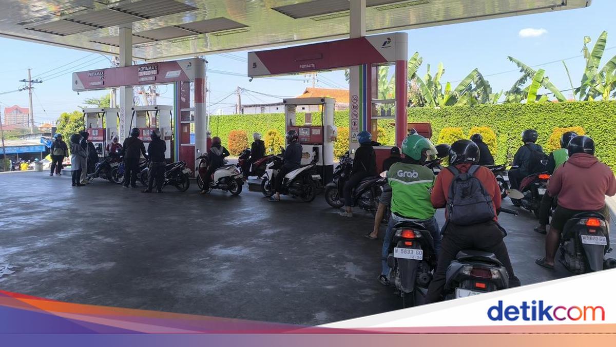 Antrean Pertalite Mengular di SPBU Surabaya & Gresik Usai Pertamax Naik