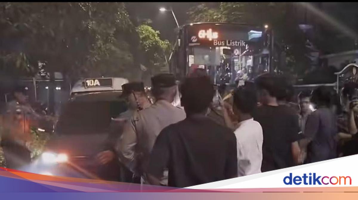 Massa Gelar Demo di Cikini Malam-malam Tolak Kenaikan BBM