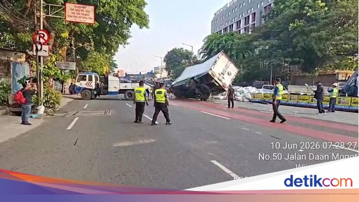 Kronologi Mobil Box Terguling di Jakbar Bikin Muatan Biji Plastik Berserakan