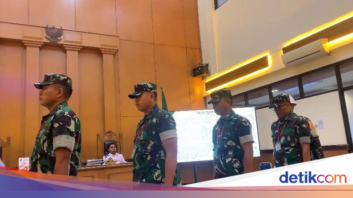 Para terdakwa kasus penyiraman air keras ke aktivi