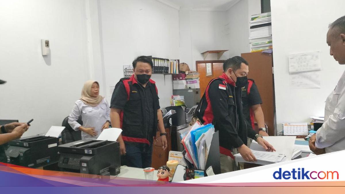 Kejati Jabar menggeledah kantor DPRD Indramayu terkait dugaa