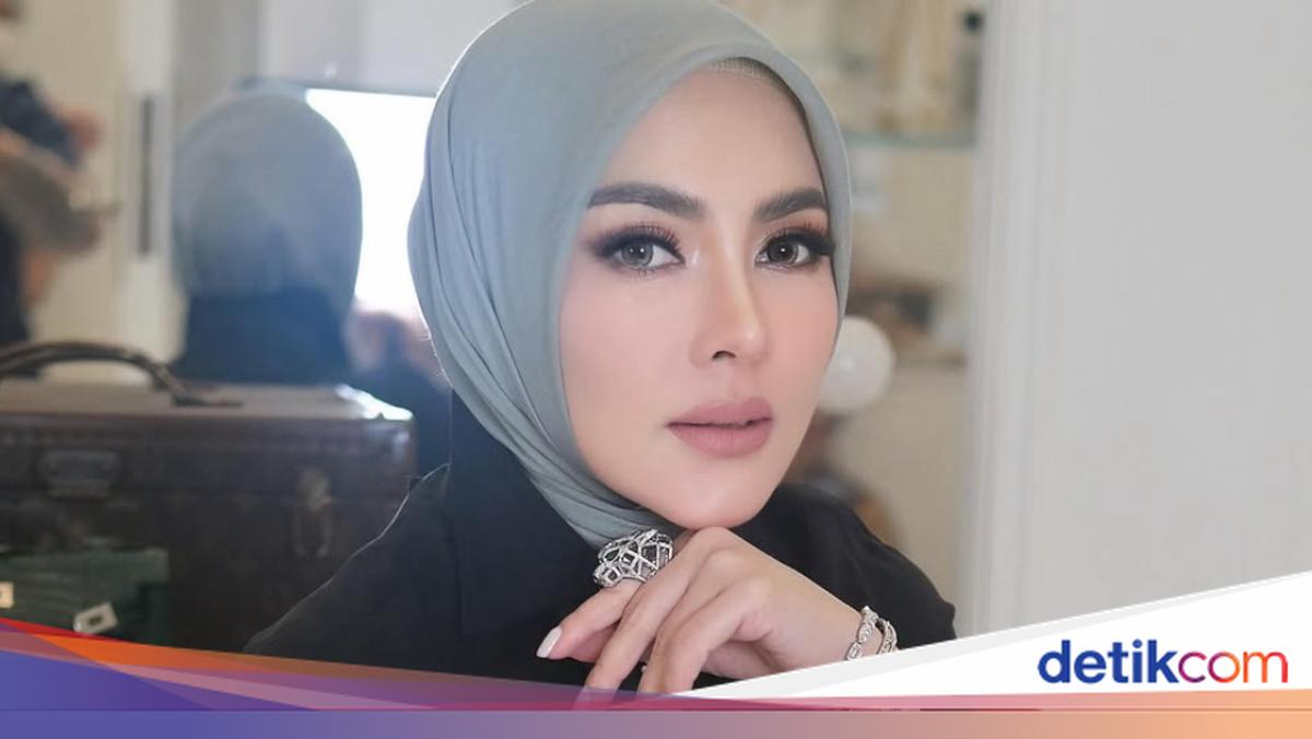 Syahrini Memukau Konser F4 dengan Aksesori Bernilai Rp44,5 Miliar