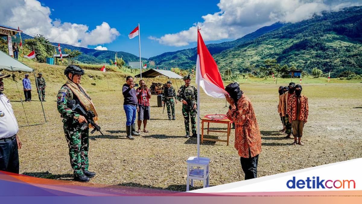 8 Anggota OPM Ikrar Setia NKRI, Serahkan Senpi dan Bintang Kejora