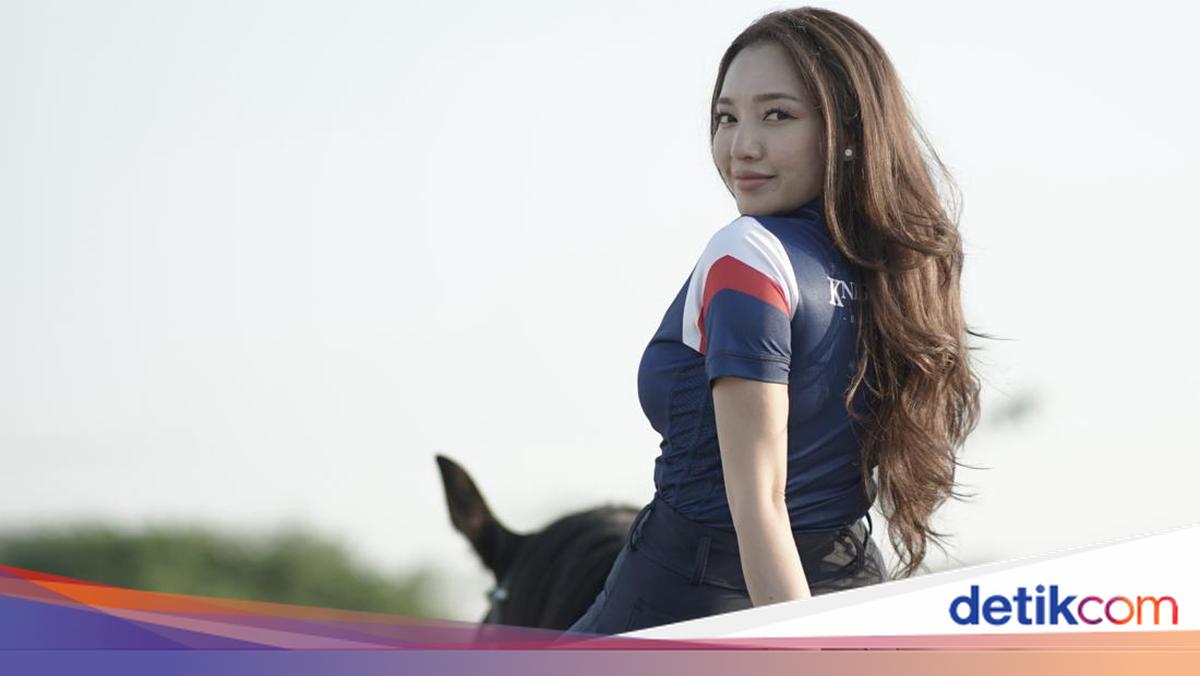 Potret Anggun Manda Cello di Atas Pelana
